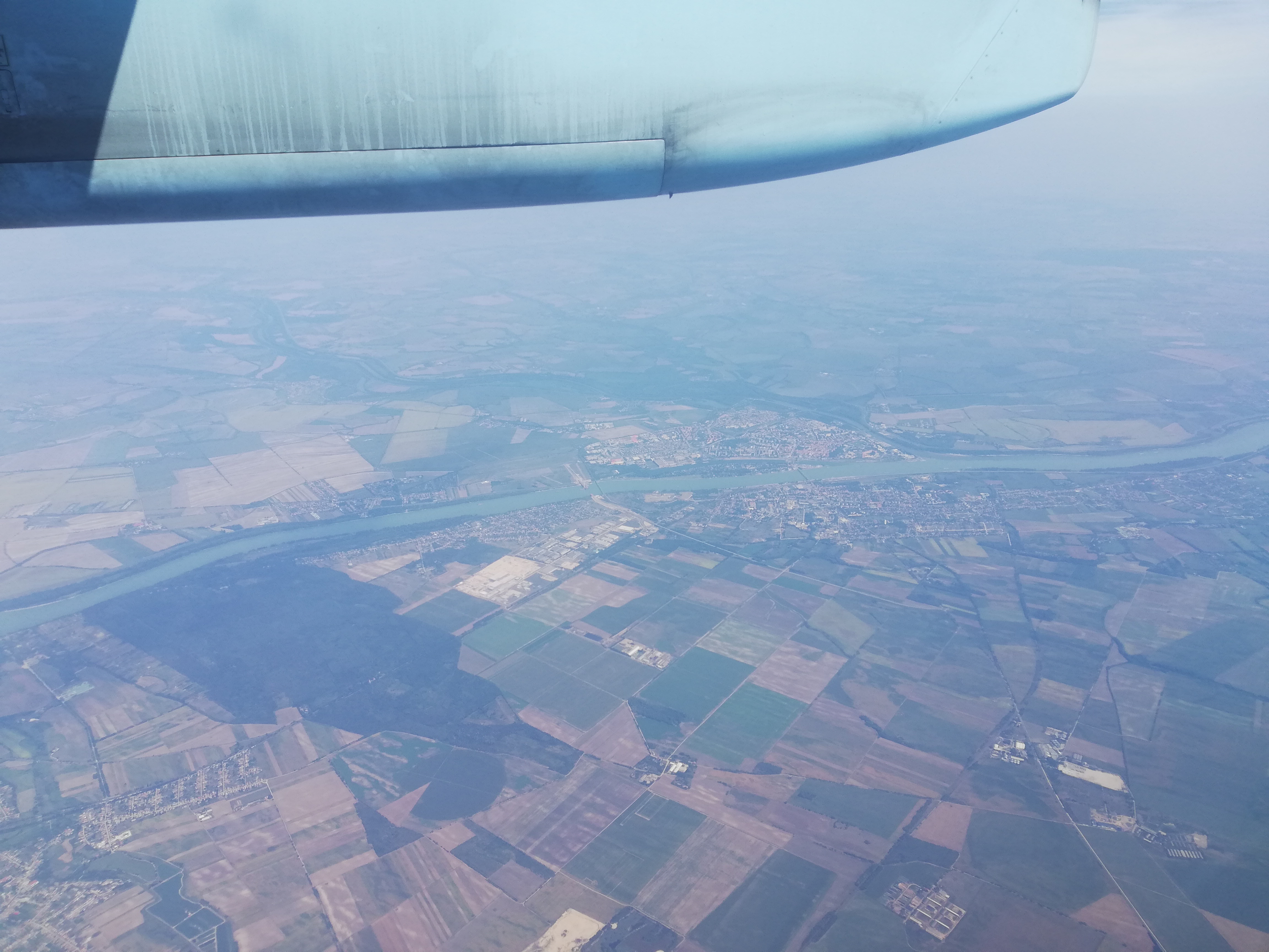 Légifotó Szlovákia és Magyarország fölött, ami azért érdekes, mert láttam a levegőből Komáromot :) A Duna, a Vág és az alakja alapján simán kiszúrtam. Még a házunkat is megtaláltam.