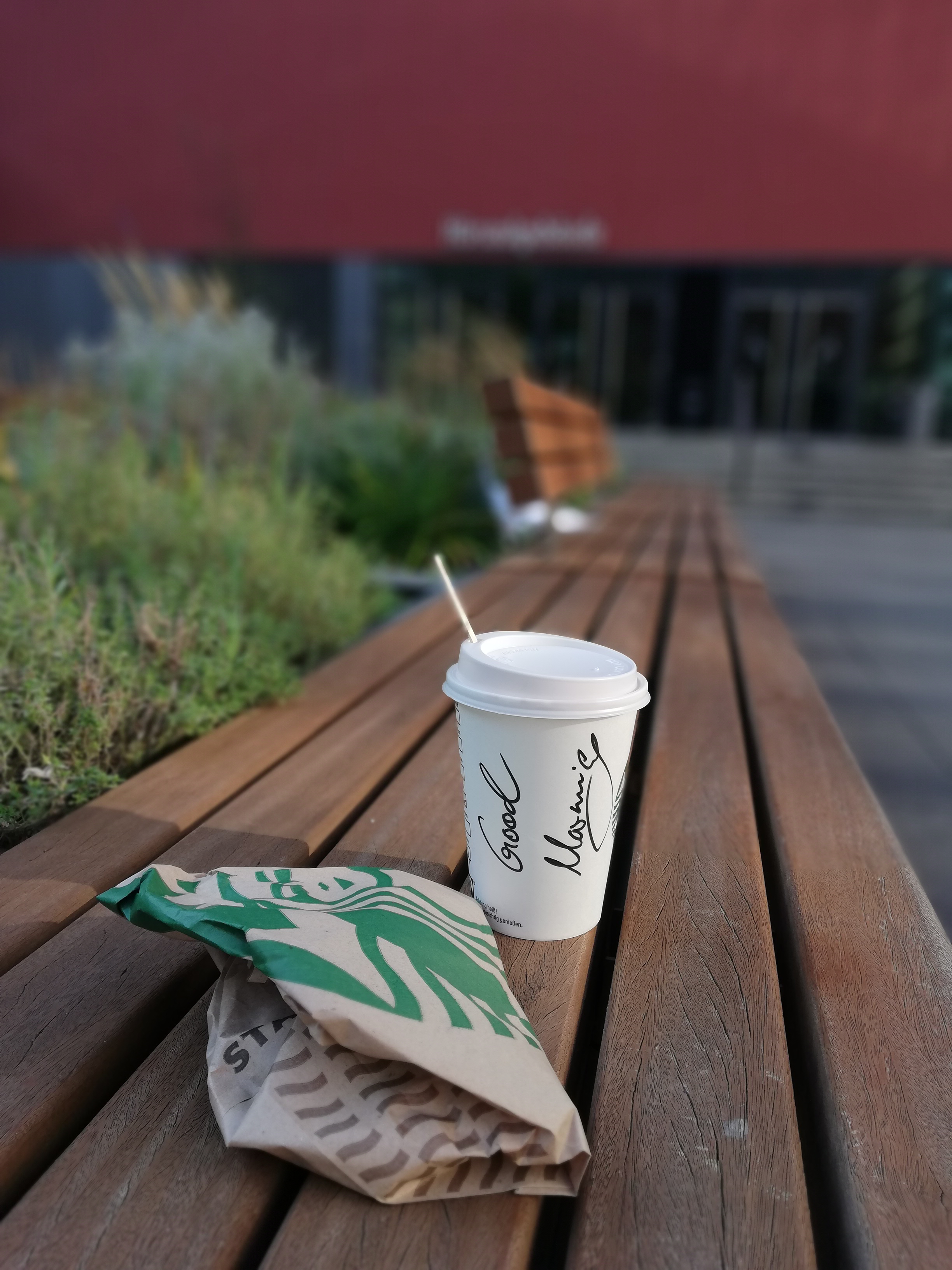 Starbucks reggeli a Lipcsei Egyetem udvarában