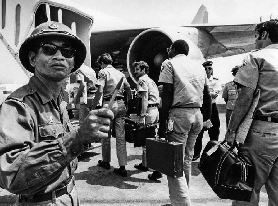 nv_soldier_counting_leaving_us_soldiers_29_march_1973.jpg