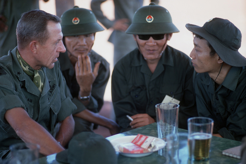 Amerikai dandártábornok észak-vietnámi tisztek és egy tolmács társaságában Saigonban