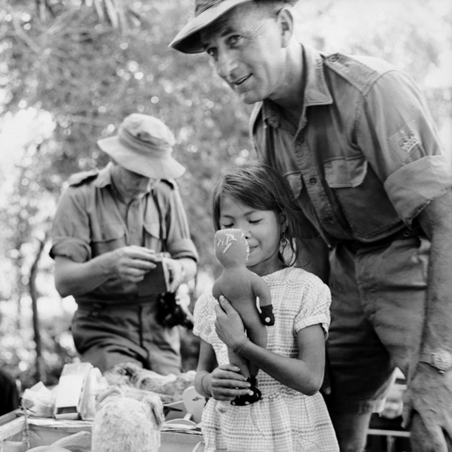 wo_sonny_phillips_with_vietnamese_girl_distribution_toys_an_bac.jpg