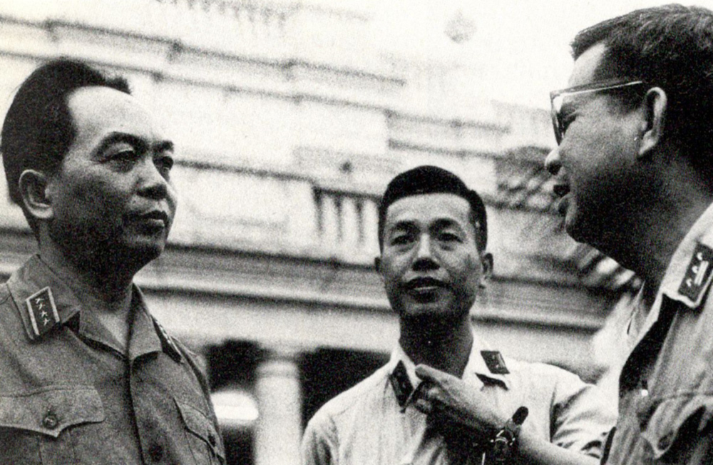 gen_giap_consulting_two_officers.jpg