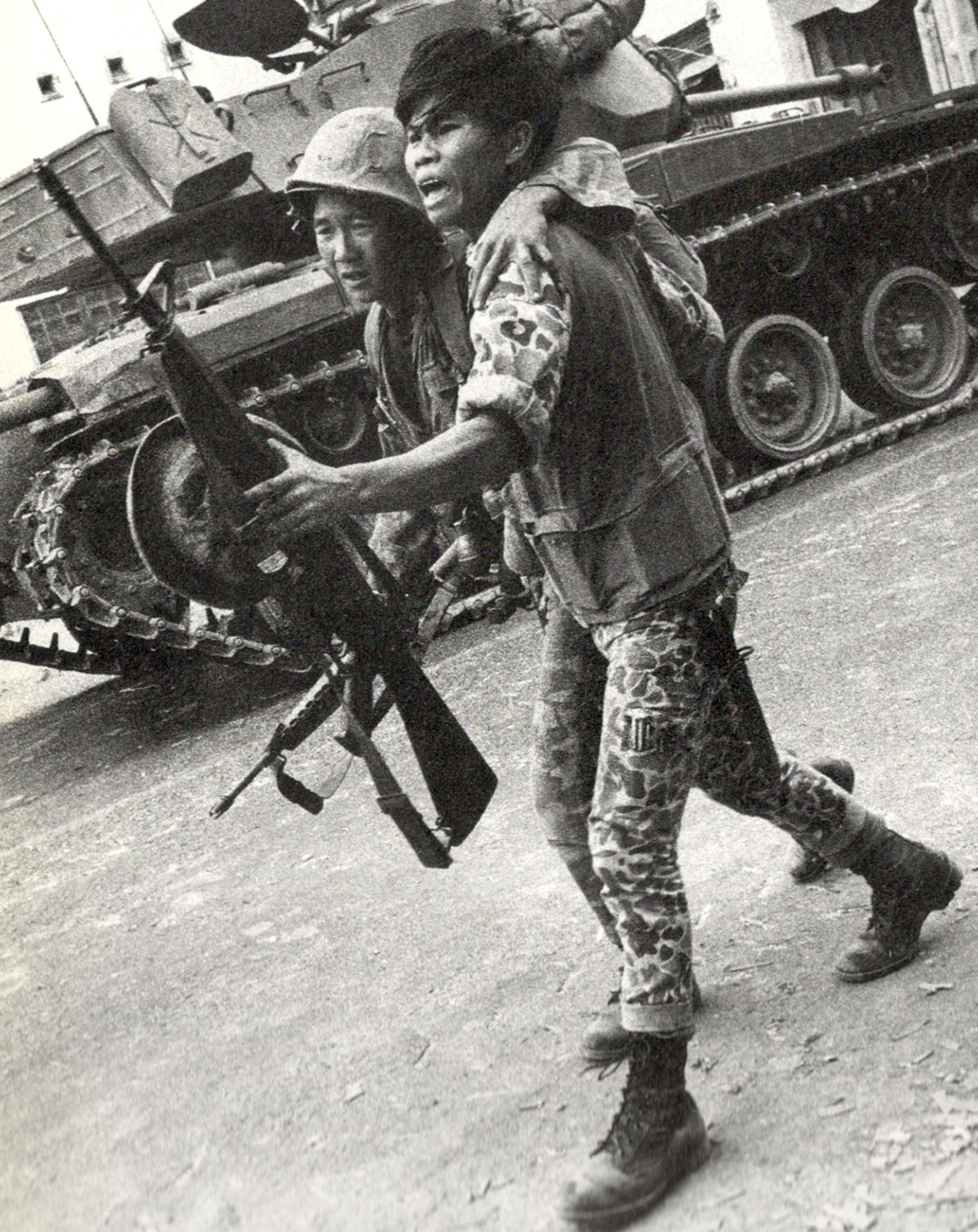 196802_arvn_wounded_in_saigon.jpg