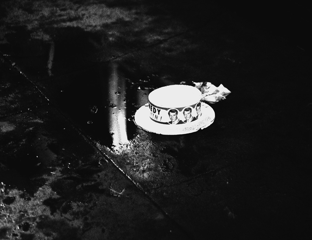 A hely, ahol Kennedy szenátort a lövések érték: a fényképész szerint egy asszony tette a kampány során osztogatott kalapot a vértócsára.