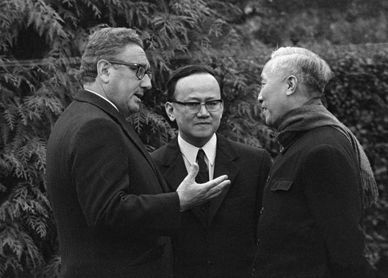 kissinger_w_leduc_tho.jpg