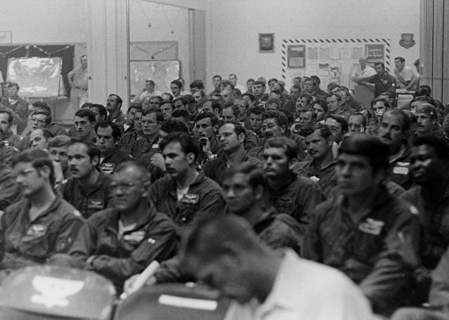 b52_crews_briefing.jpg