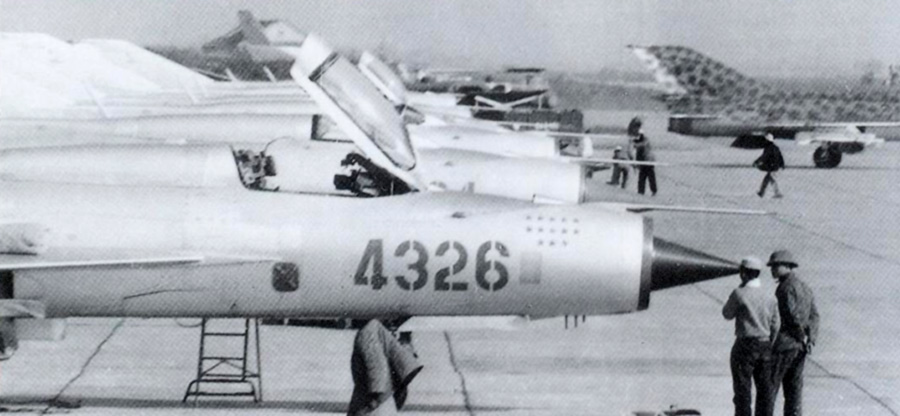 mig_21s_on_the_tarmac.jpg