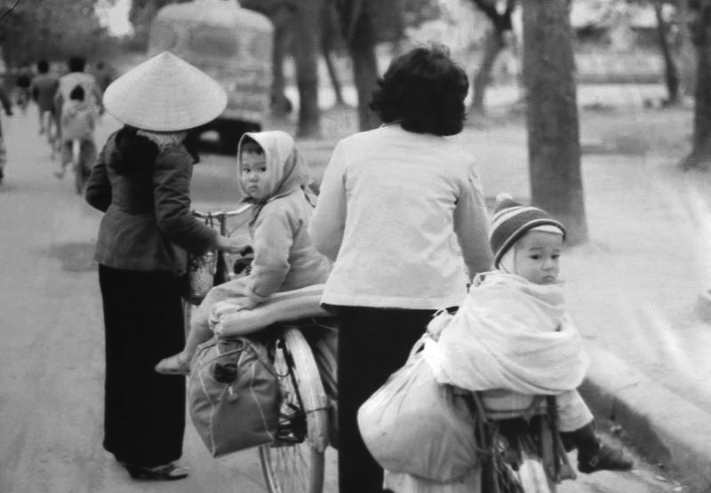 hanoi_families_evacuated_1972.jpg