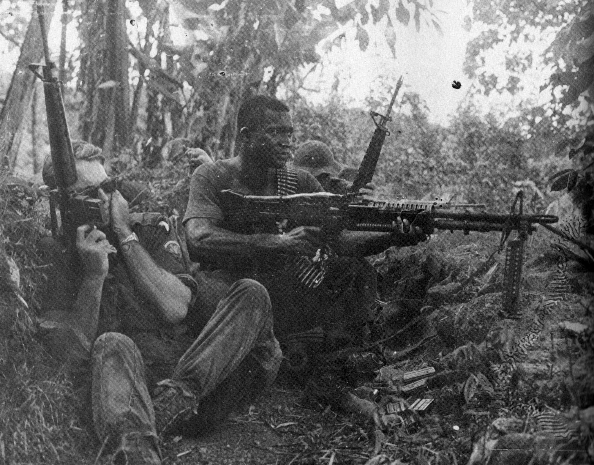 James Lohr két híres fényképét egy tűzharc kellős közepén készítette a Benton-hadművelet során: a 101. légideszant 502. ezredének egyik századát Chu Laitól nyugatra lerohanta egy észak-vietnami alakulat. Az első fotó a tűzharc szünetében készült... 