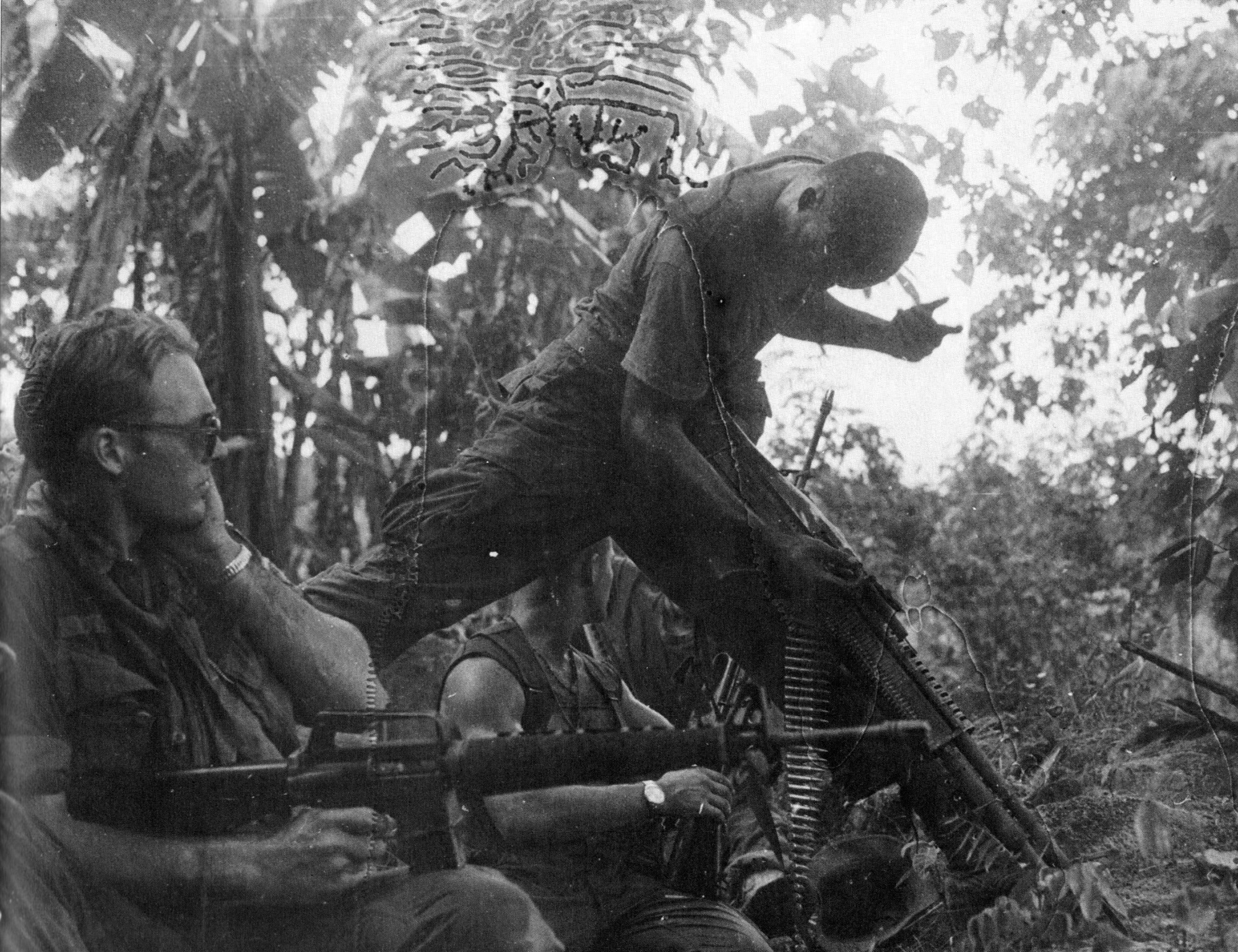 A második fotó közvetlenül azután készült, hogy a géppuskást találat érte. Pár perccel később a védvonalat lerohanta az ellenség és menekülniük kellett. A fényképész több patakon is átkelt eközben, gépe is elázott, így keresztet vetett a filmtekercsekre, ám a támaszpontra visszatérve előhívta a fotókat és döbbenten látta, hogy néhány vízfoltot leszámítva a felvételeknek semmi baja. 