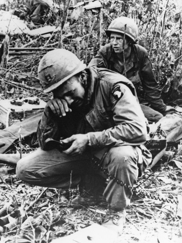 A 101-esek egyik századosa elesett embereit siratja