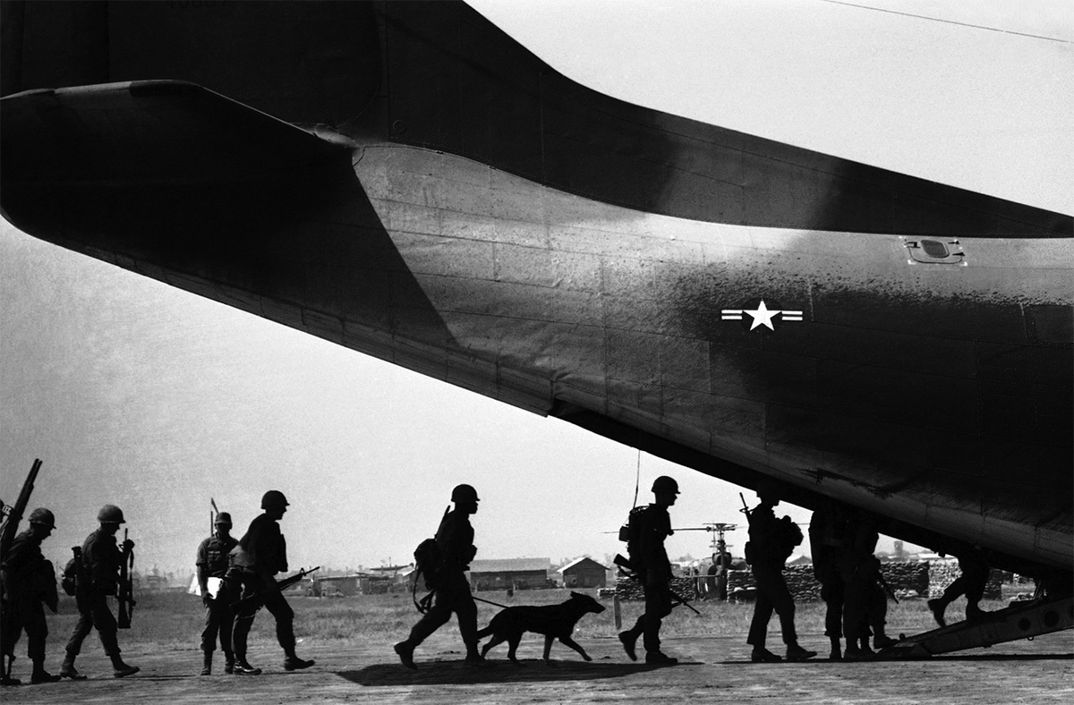 tracker_dog_w_troops_boarding_a_plane_1967.jpg