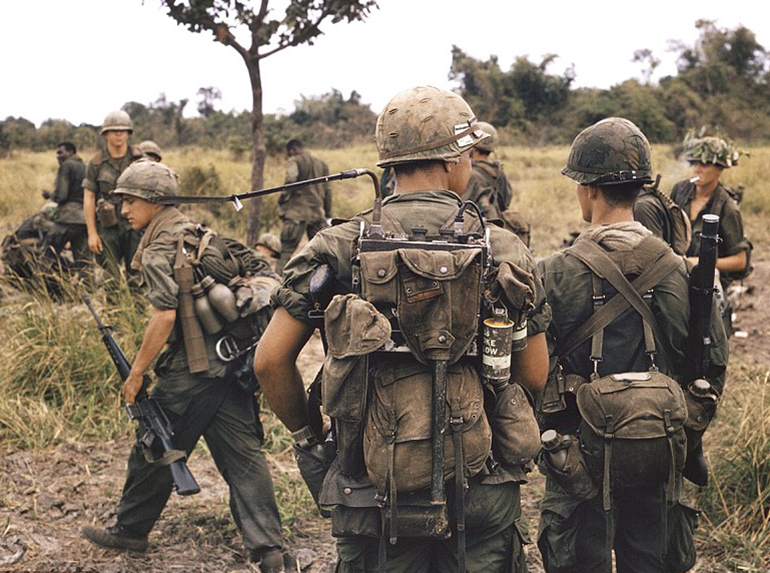 A PRC-25 járőrrádióra lehetett többek füstgránátokat is rögzíteni. Alatta látható az M1961-es kenyérzsák.