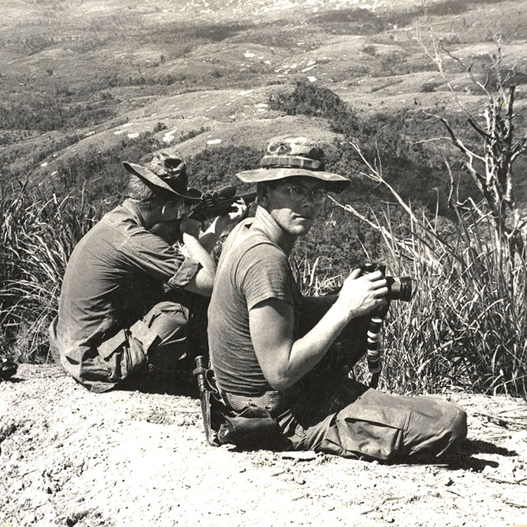 A teljes karimás, álcarögzítő szalaggal és viharzsinórral ellátott bozótkalap még napjainkban is népszerű