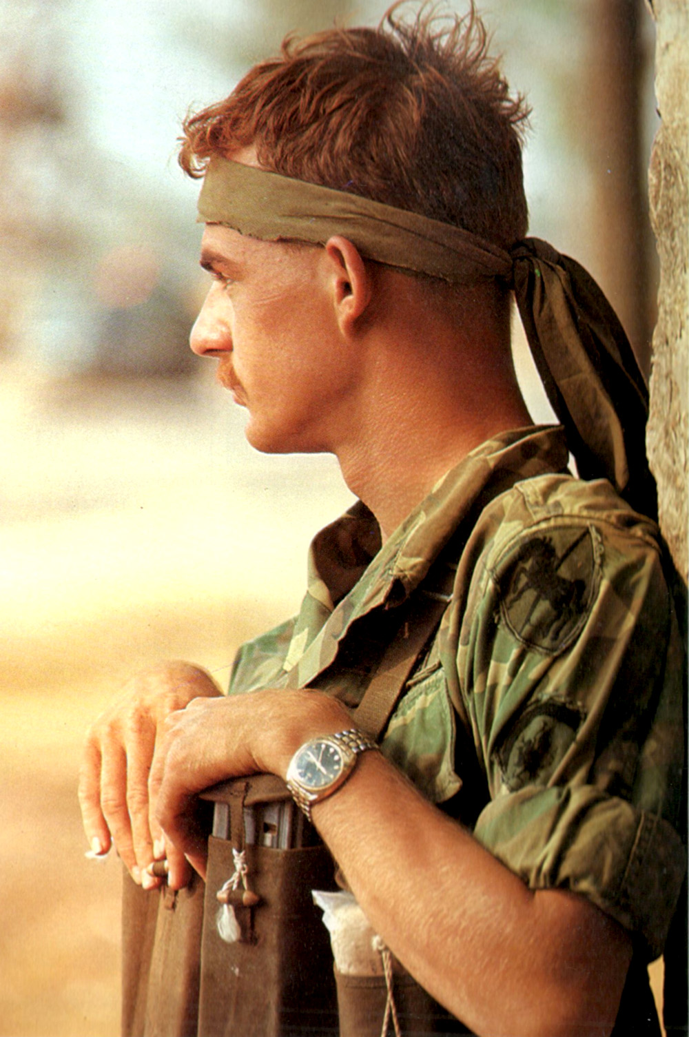 A hadsereg mélységi felderítője nemcsak fejpántja révén lóg ki a sorból, ugyanis zsákmányolt kínai tártartó mellényt visel