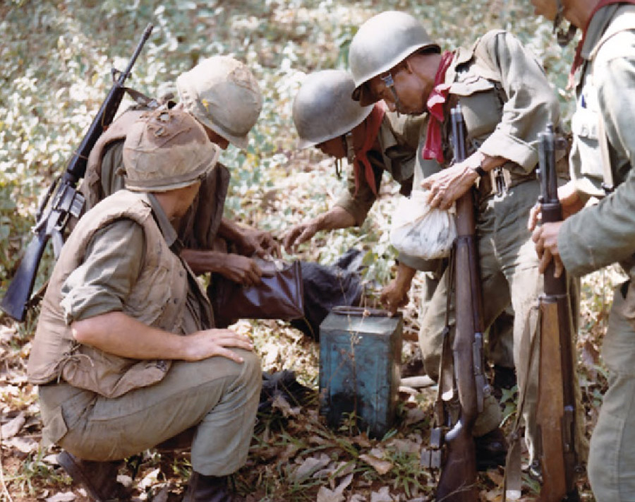 us_troops_giving_food_to_arvn.jpg