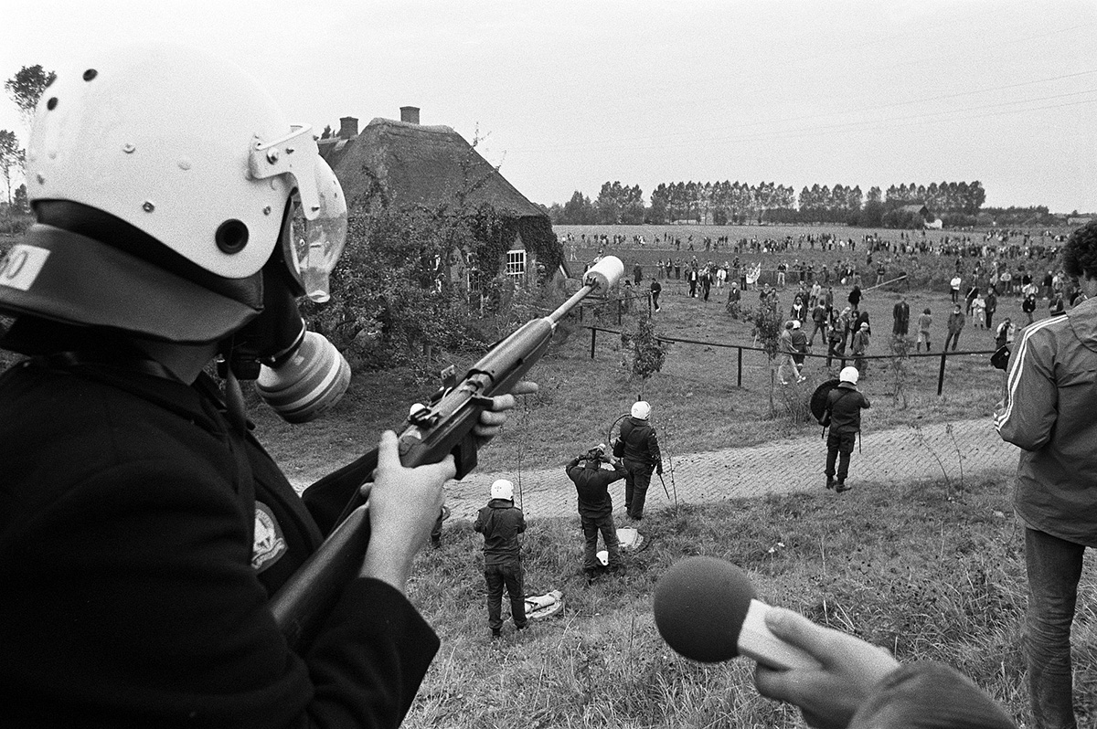 dutch_police_m1_teargas_dodewaard_sept_1981.jpg