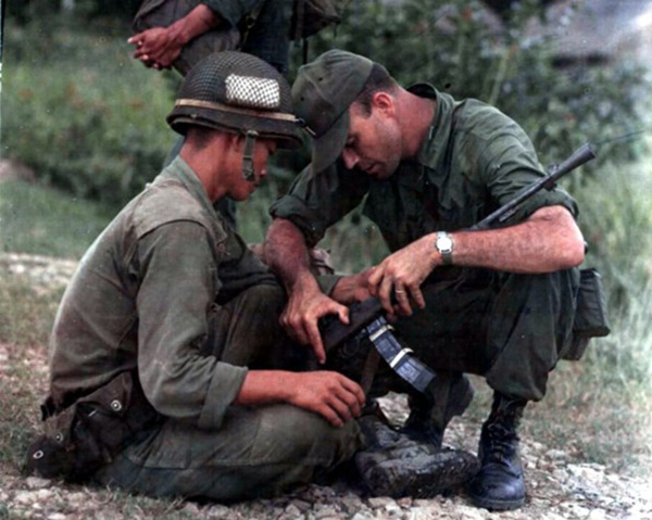 Amerikai tanácsadó ellenőrzi egy dél-vietnámi katona M–2-esét. Jól látható a ritkán használt lángrejtő.