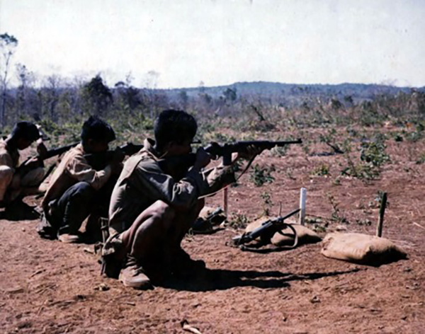 Montagnard harcosok lőkiképzésen 1963-ban