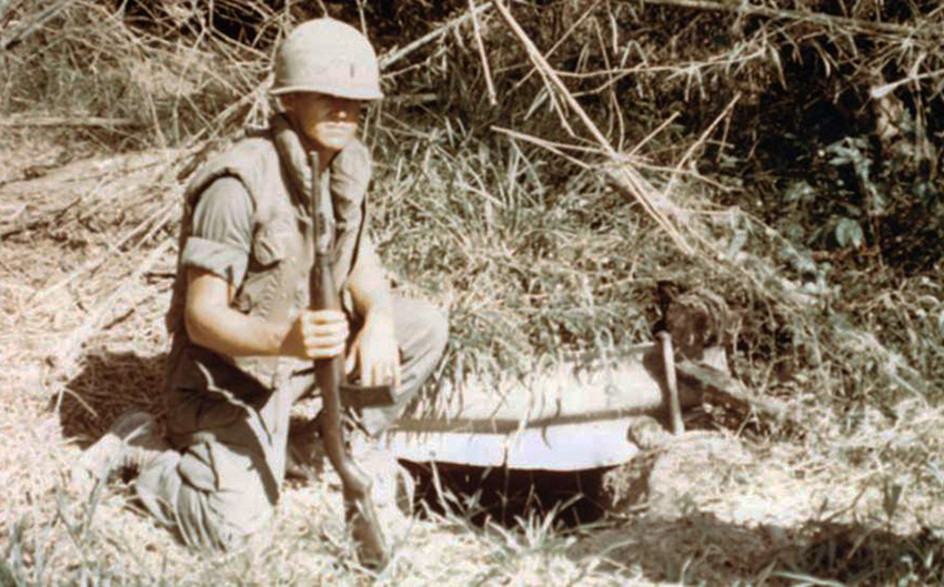 Amerikai hadnagy a 168. utászzászlóaljból egy felrobbantandó vietkong bunker mellett, 1968-ban, az Atlanta hadműveletben.