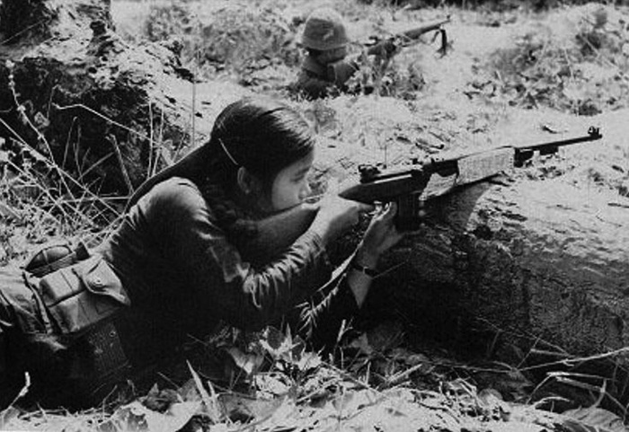 Tran Thi Gung, a Vietkong harcosa egy beállított felvételen. A hölgy visszaemlékezése egy másik cikkben olvasható. https://vietnamihaboru.blog.hu/2017/03/14/_tizenhet_eves_koromban_csaptam_fel_gerillanak