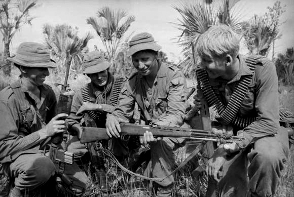 Ausztrál katonák vizsgálnak egy zsákmányolt SzKSz-t