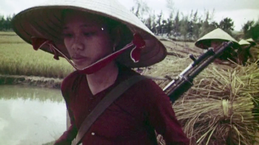Észak-Vietnámban sokszor a földeken végzett munka során is maguknál tartották fegyverüket a milicisták. Ha légitámadás kezdődött, kéznél volt...