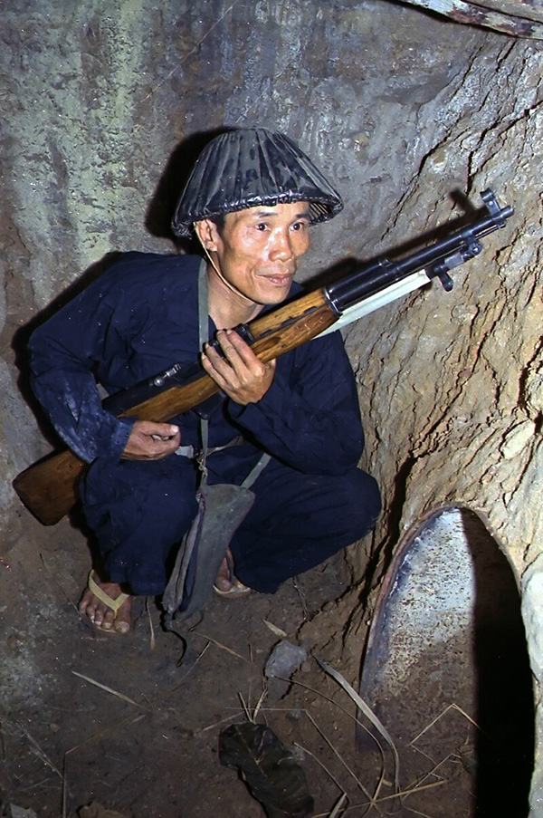 Vietkong gerilla egy földalatti alagútban