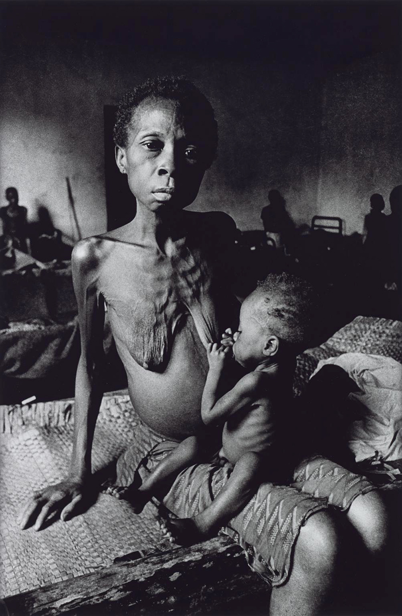 Huszonnégy éves biafrai nő gyermekével