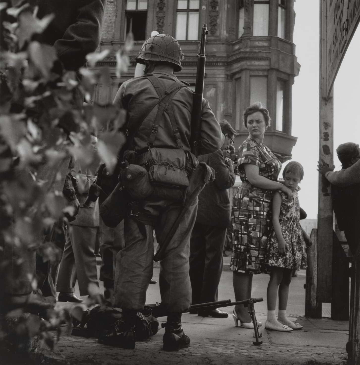 Amerikai katonák és német civilek a Checkpoint Charlie közelében.