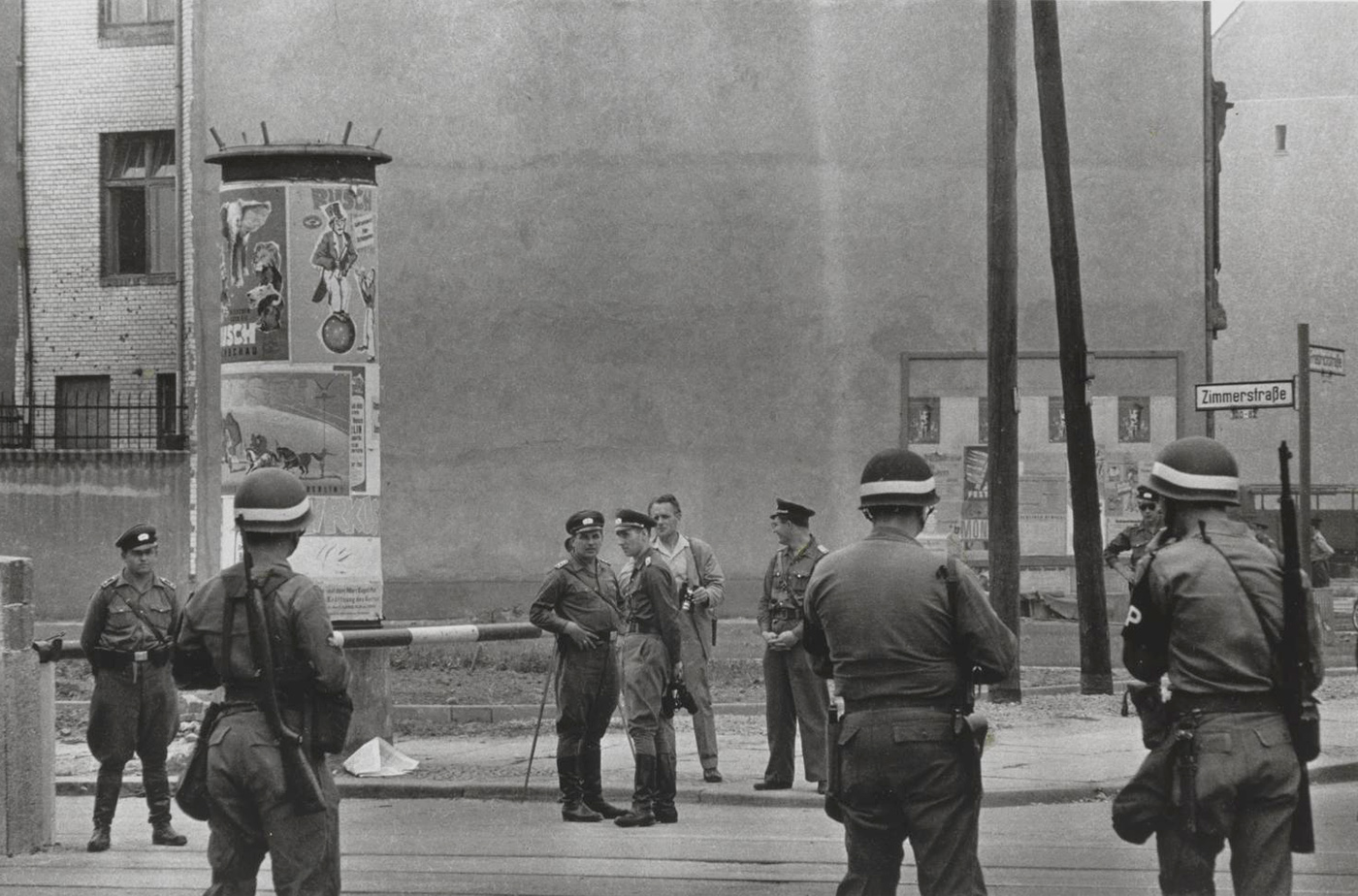 Amerikai katonai rendészek néznek farkasszemet kelet-német határőrökkel, még a fal felhúzása előtt.