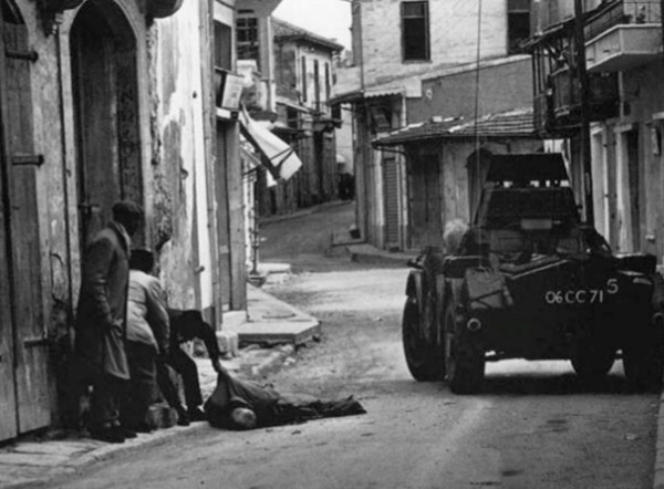 Utcai harcok Limassolban; az úton fekvő öregembert egy orvlövész ölte meg.
