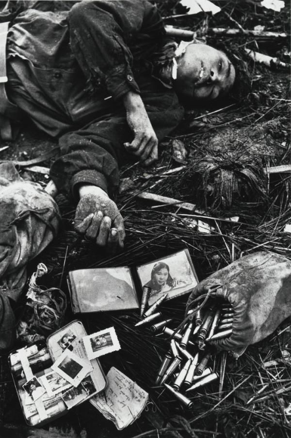 Halott és kifosztott észak-vietnami katona. McCullin saját bevallása szerint egyedül ekkor nyúlt hozzá a témához: ő rendezgette el a maradék személyes tárgyakat a tetem körül.