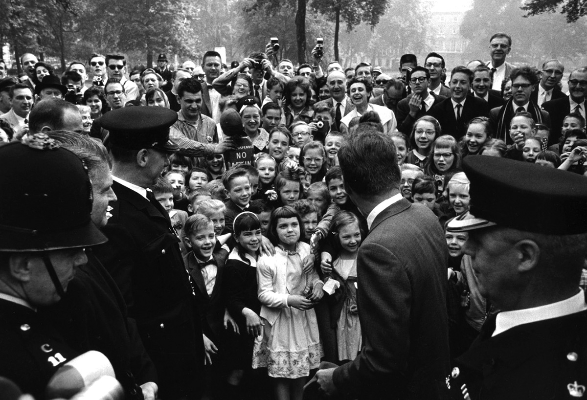 John F. Kennedyt tömeg fogadja Londonban