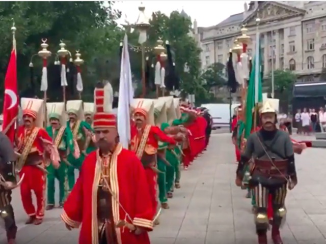 Janicsárzenekar a Duna-korzón: így ünnepelték Buda elfoglalását (videóval)