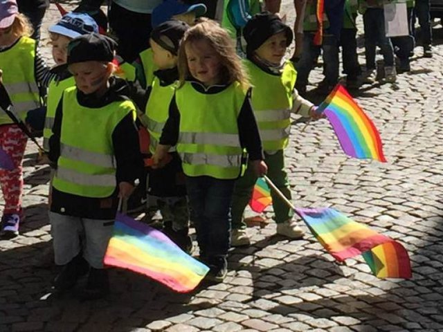 Svéd modell: Gyerekeket vezényeltek a göteborgi Pride-ra