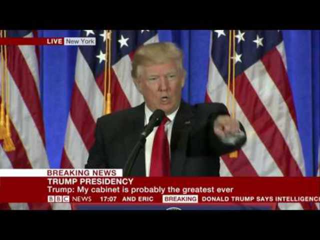 "Maguk álhírgyártók!": Így osztotta ki Donald Trump élő adásban a CNN riporterét (magyar felirattal)