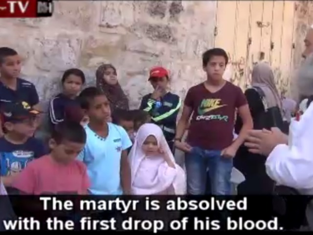 Egy bátor arab férfi helyreteszi a gyerekeket uszító sejket