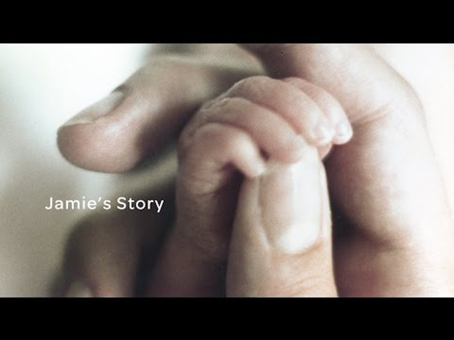 Videón az érintés csodája: feltámadt a koraszülött Jamie