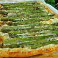 Zöldspárga pite fűszeres krémsajttal