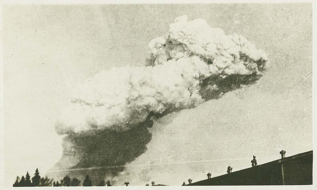 1024px-blast_cloud_from_the_halifax_explosion_december_6_1917.jpg