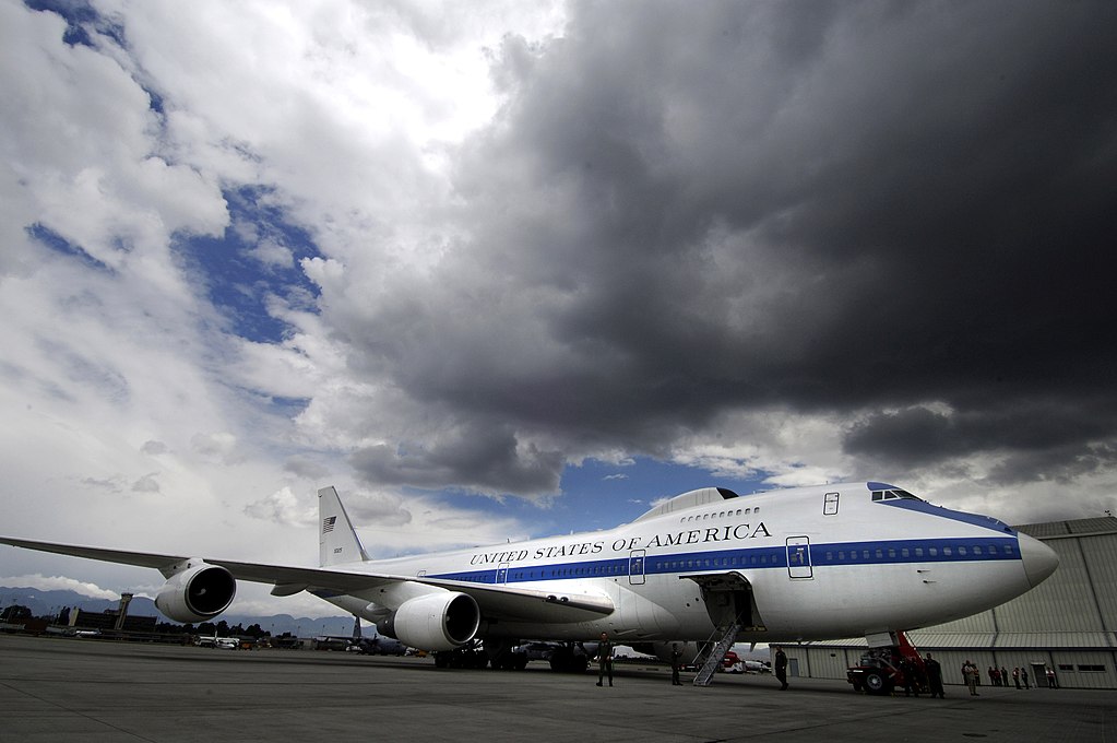 1024px-boeing_e-4b_in_bogota.jpg