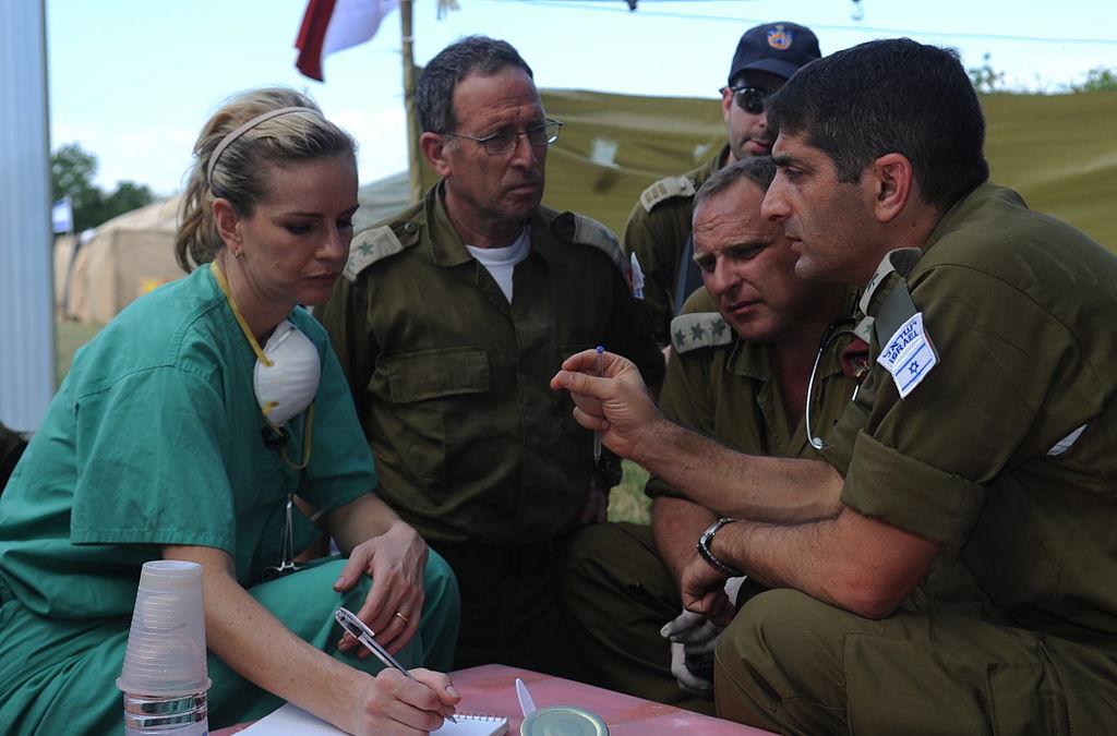 Izraeli és amerikai orvosok Haitin. (forrás: Wikipedia)