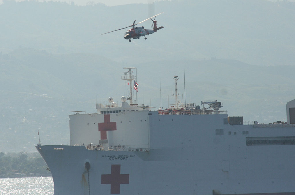 Az Egyesült Államok haditengerészetének egyik kórházhajója. A megsemmisült egészségügyi infrastruktúra helyettesítésében kiemelt szerep jutott a mobil kórházaknak. (forrás: Wikipedia)