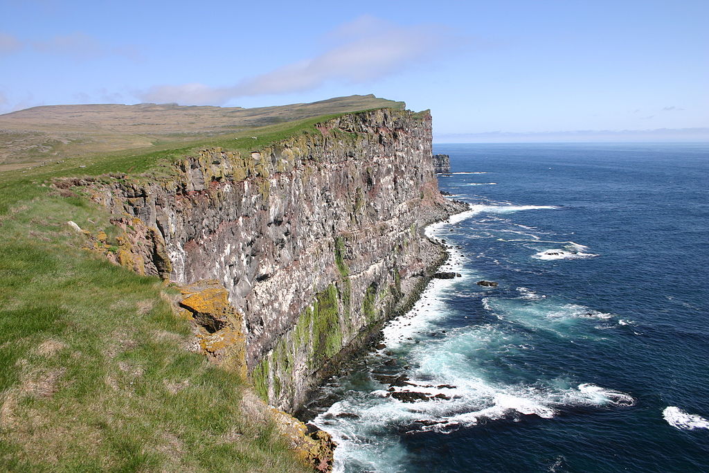 A világ vége: Látrabjarg sziklái Északnyugat-Izlandon. A sziklákon mögötti tengeri horizonton túl már Grönland húzódik. (forrás: Wikipedia)