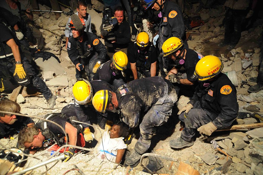 Los Angeles megye kutató-mentő csapata talál rá egy romok alatt rekedt nőre 2010. január 17-én. (forrás: Wikipedia)