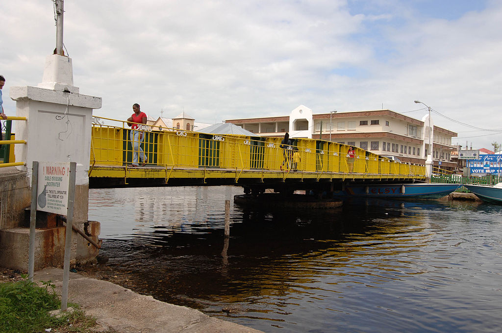 A ‘Lengőhíd‘ (Swing Bridge) névre hallgató lengőhíd Belizevárosban. A hídpálya kézzel fordítható el kilencven fokban, hogy a csatornán közlekedő hajók elférjenek mellette. (forrás: Wikipedia)