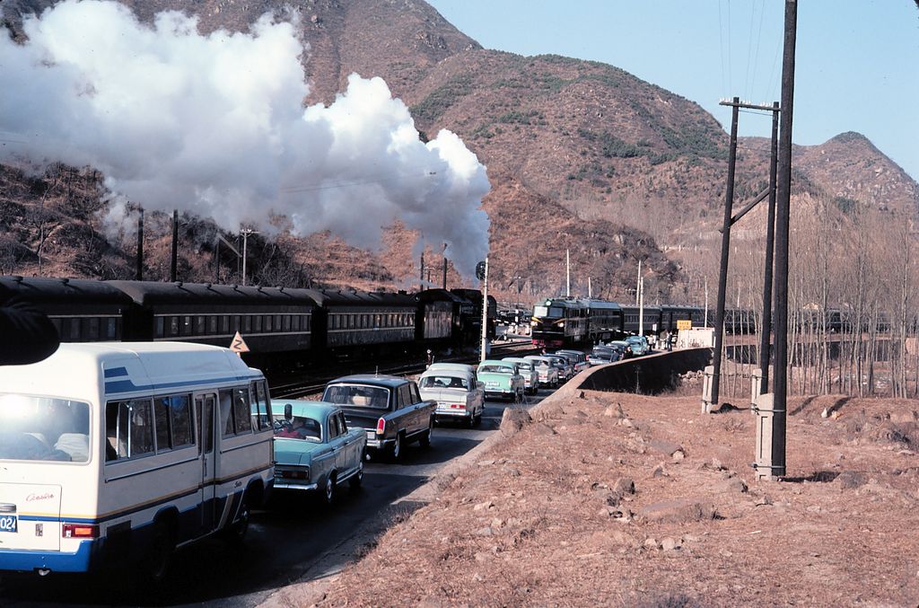 1024px-train_and_traffic_going_to_the_great_wall.jpg