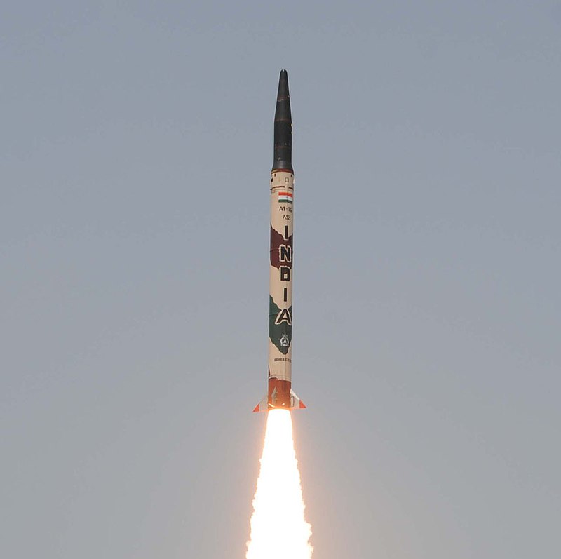 800px-agni-i_missile_test_on_13_july_2012_cropped.jpg