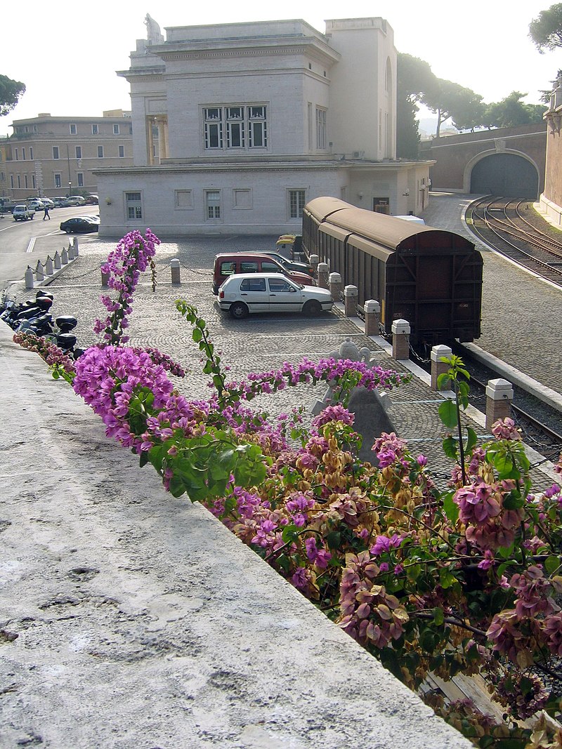 800px-bahnhof_vatikan_totale.jpg